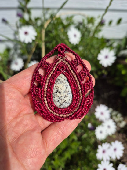 Collar de macramé rojo con piedra k2