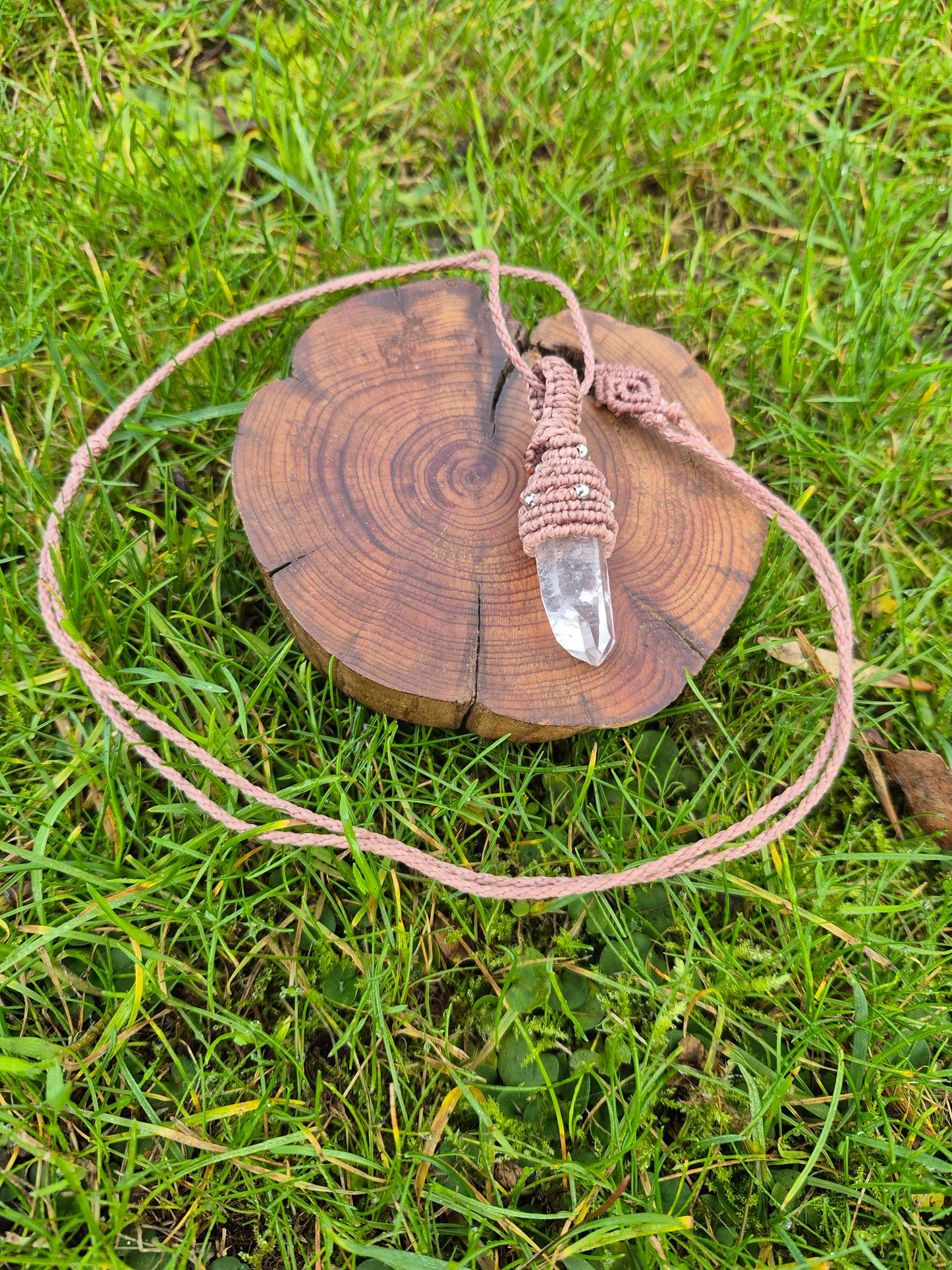 Collar de macramé con cuarzo maestro