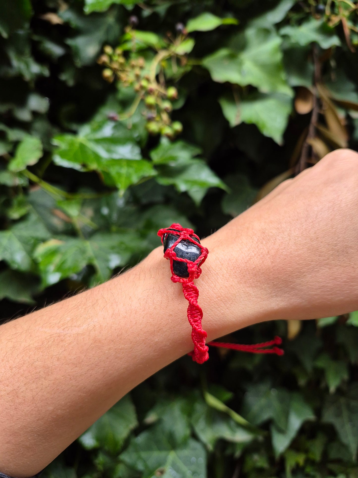 Pulsera roja macramé piedra turmalina negra protección