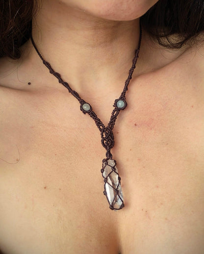 Collar cuarzo cristal y amazonita tejido en macramé