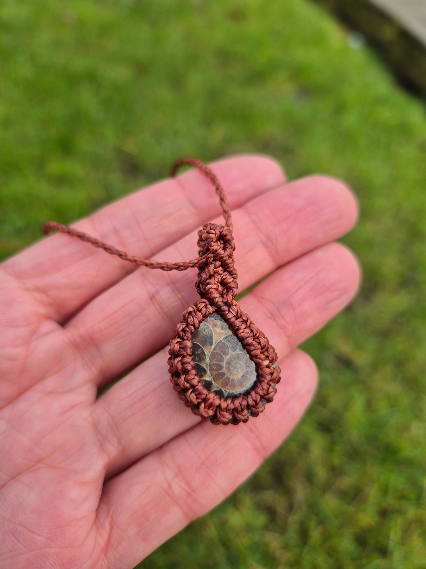 Collar de macramé con fósil Amonite