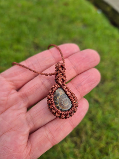 Collar de macramé con fósil Amonite