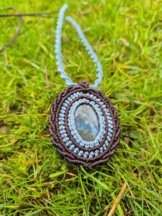 Collar medallón macramé piedra Labradorita azul