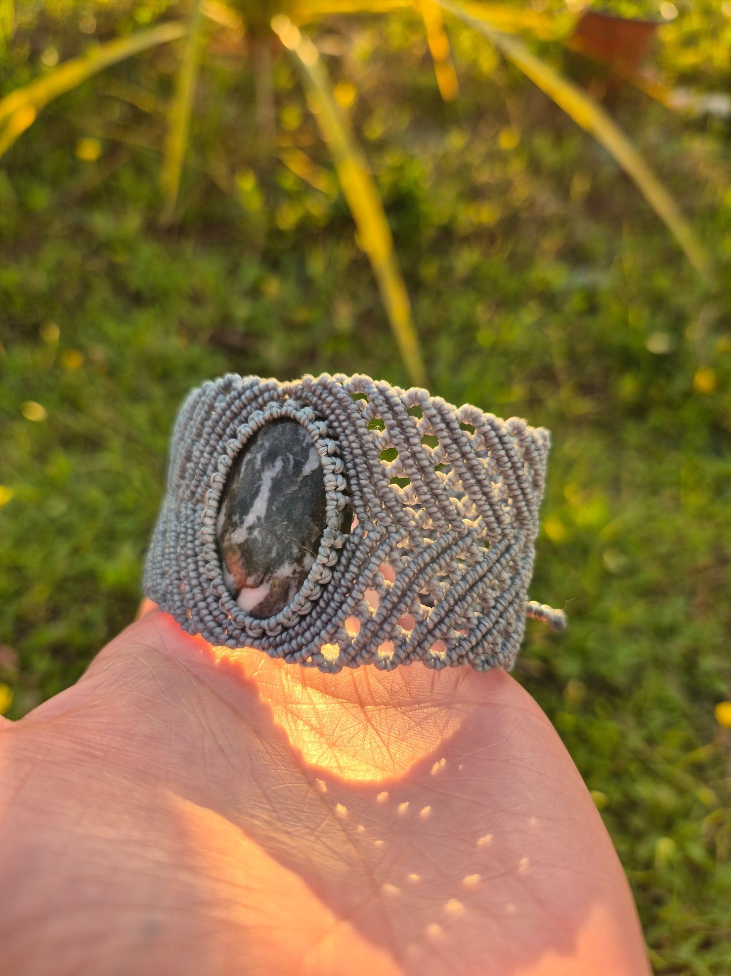 Brazalete pulsera macramé piedra jaspe cebra tamaño grande