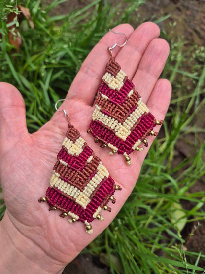 Aritos de macramé diseño triangular rojo