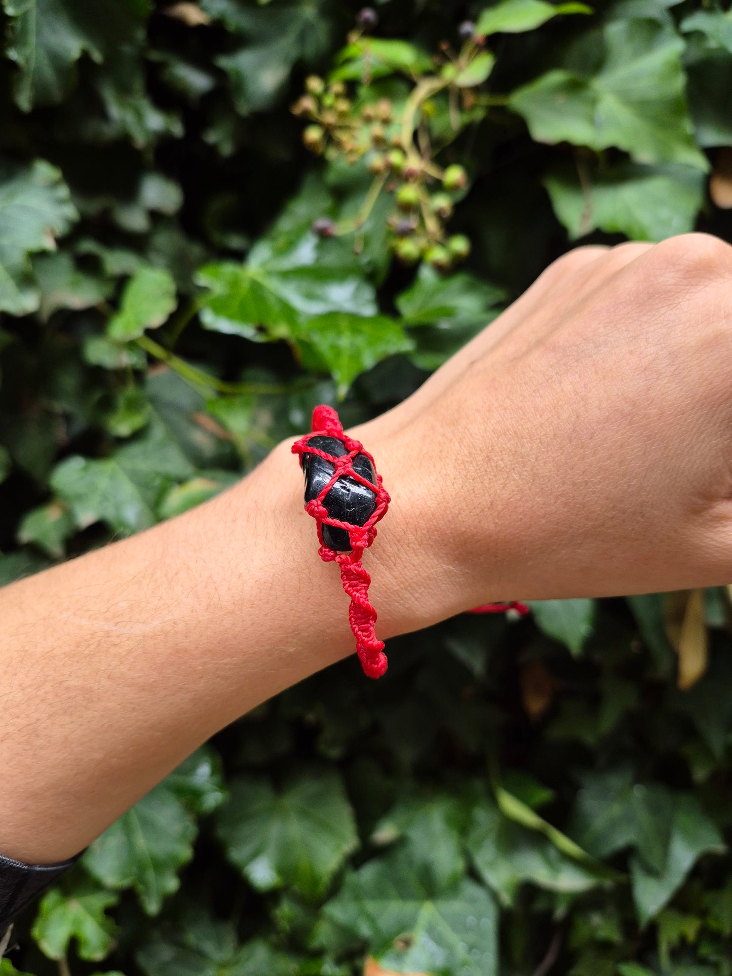 Pulsera roja macramé piedra turmalina negra protección