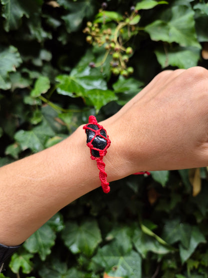 Pulsera roja macramé piedra turmalina negra protección