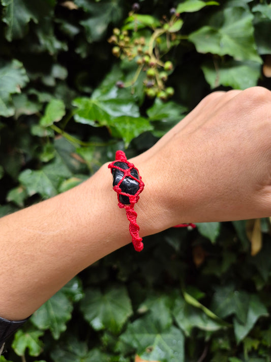 Pulsera roja macramé piedra turmalina negra protección