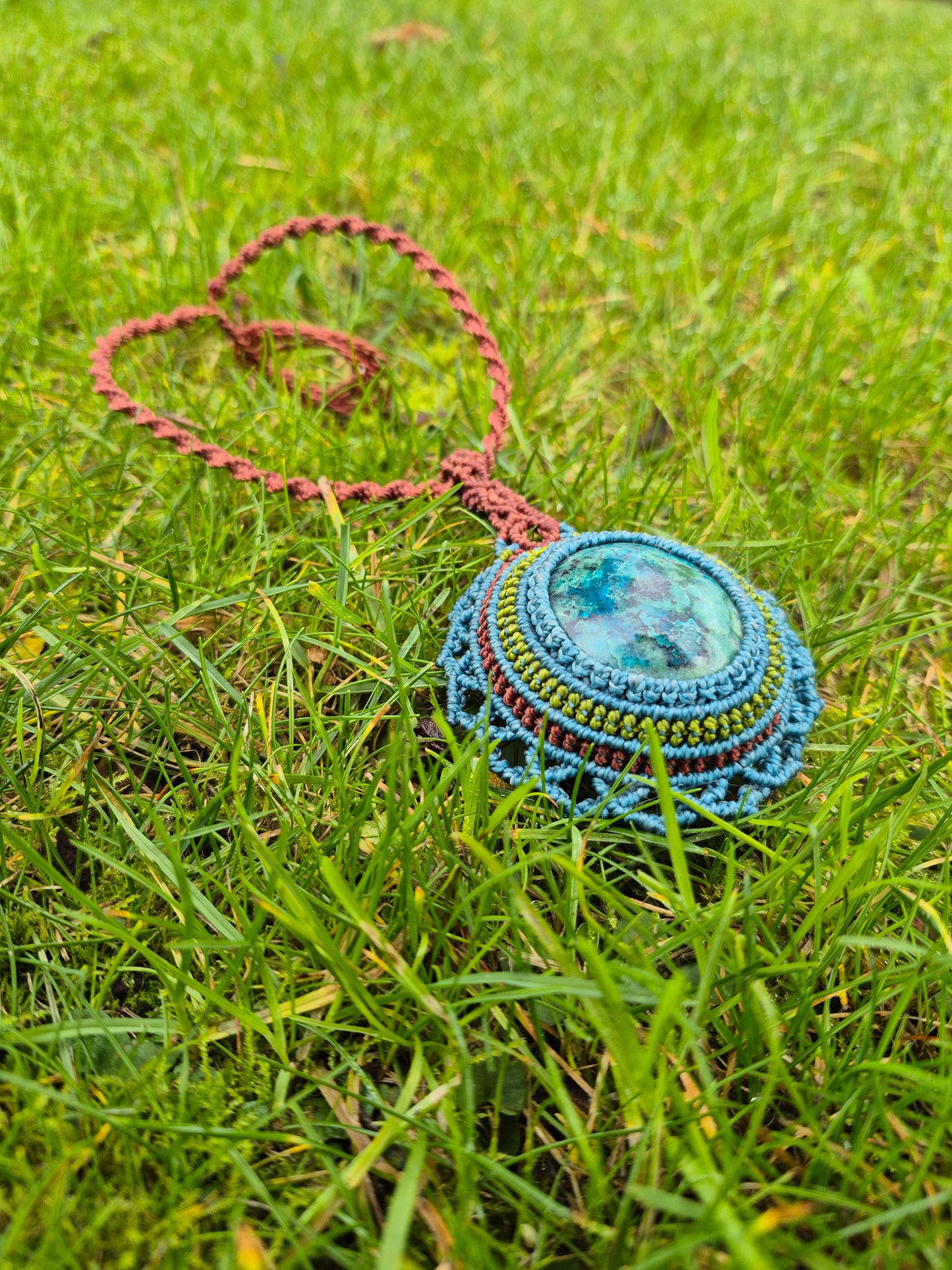 Collar medallón de macramé con piedra crisocola