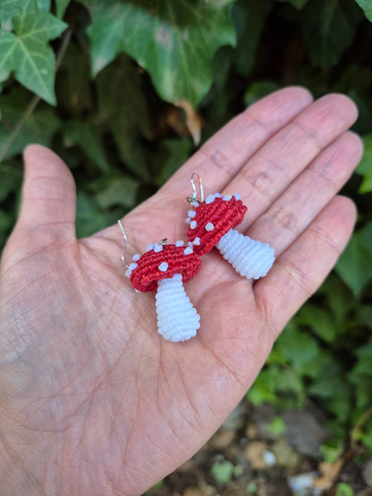 Aritos de hongos macramé con ganchos de plata