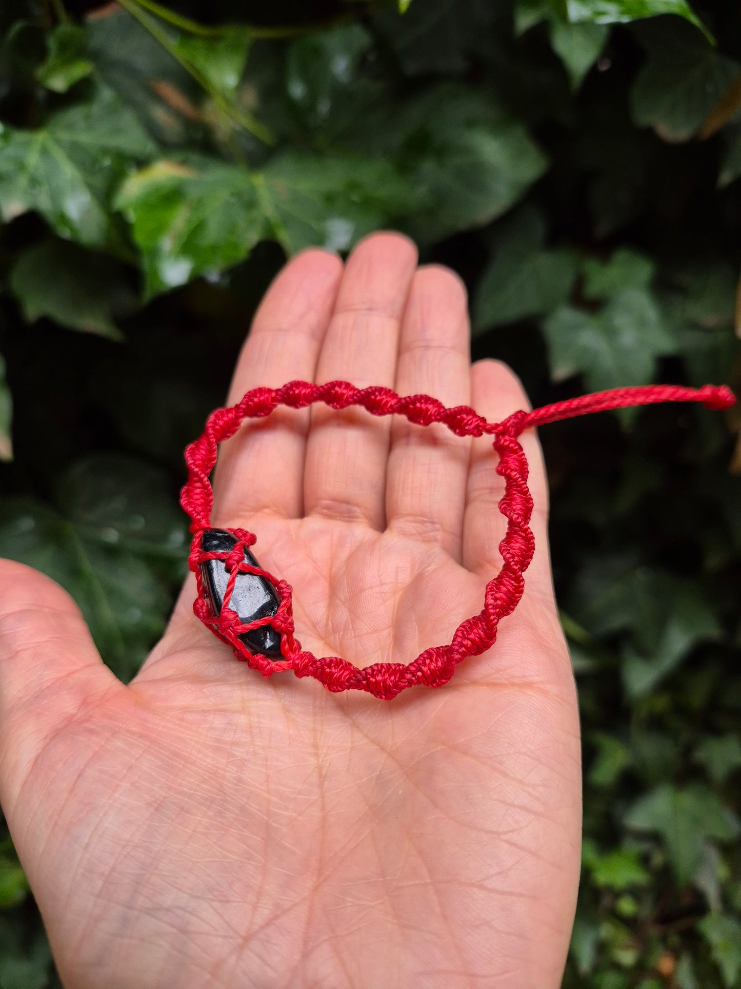 Pulsera roja macramé piedra turmalina negra protección