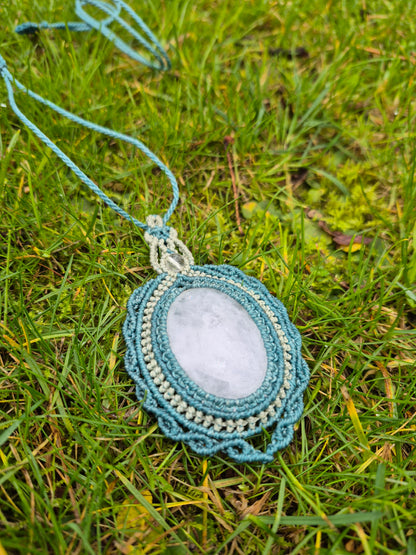 Collar macramé con cuarzo blanco