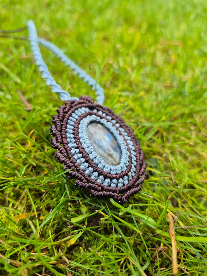 Collar medallón macramé piedra Labradorita azul