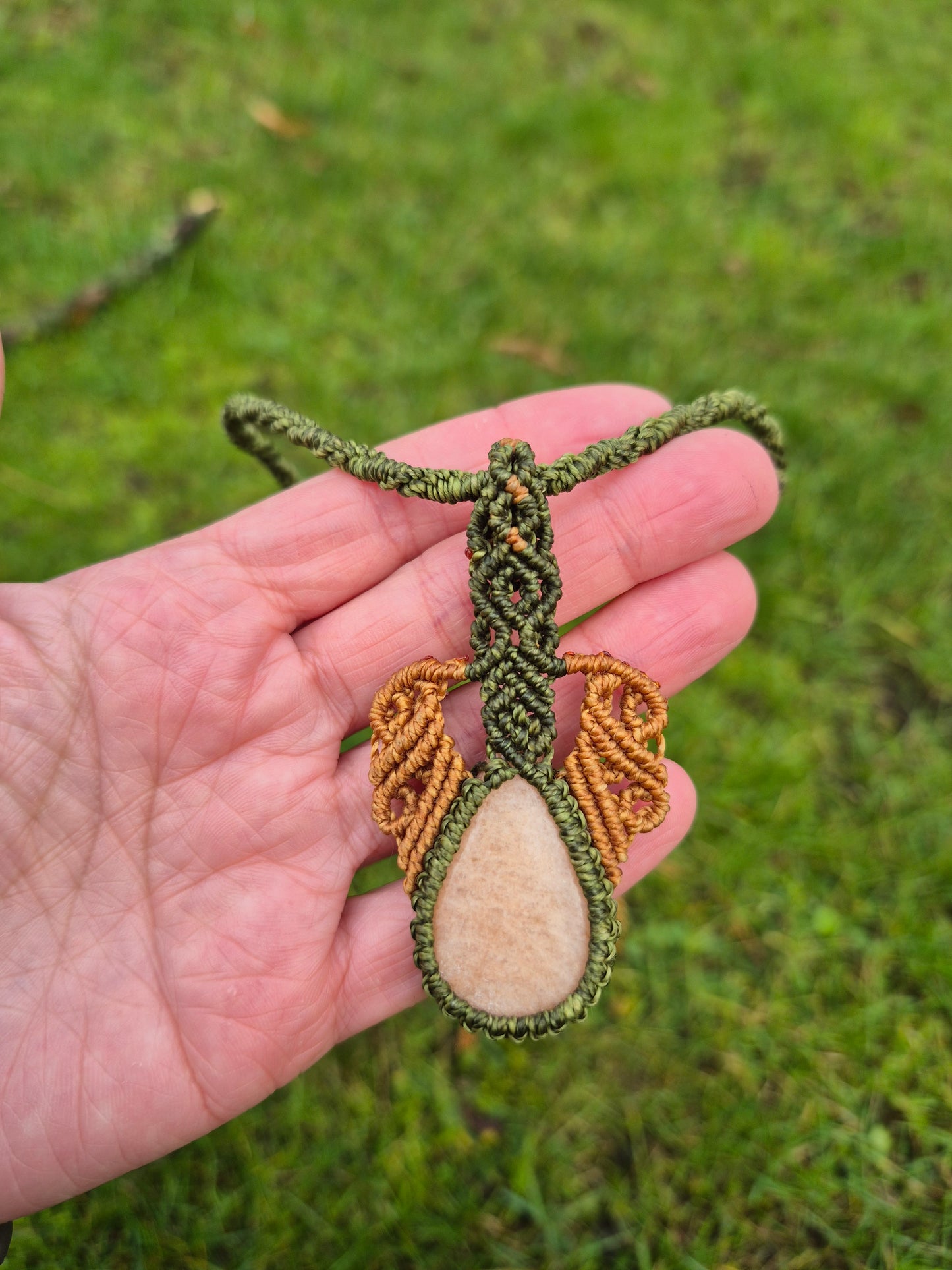 Collar de macramé con piedra amazonita durazno
