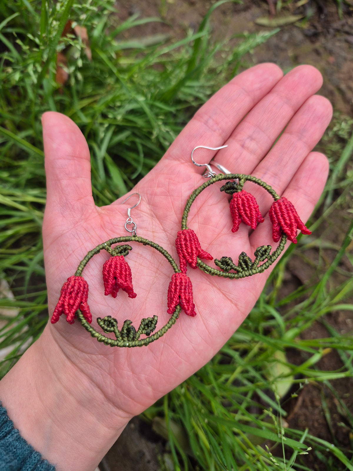 Aritos macramé copihues ganchos de plata