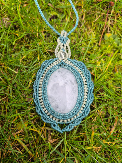 Collar macramé con cuarzo blanco
