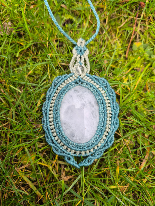 Collar macramé con cuarzo blanco