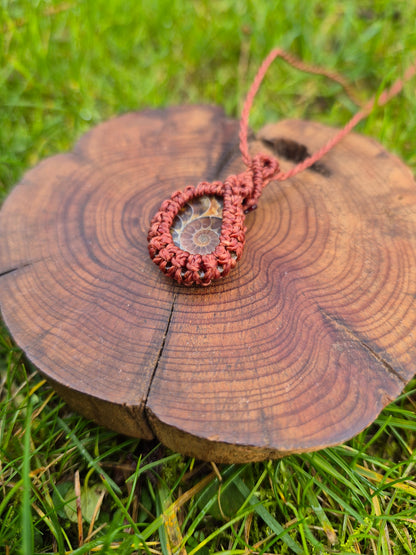 Collar de macramé con fósil Amonite