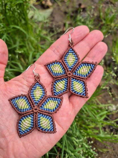 Aritos de flor medianos macramé