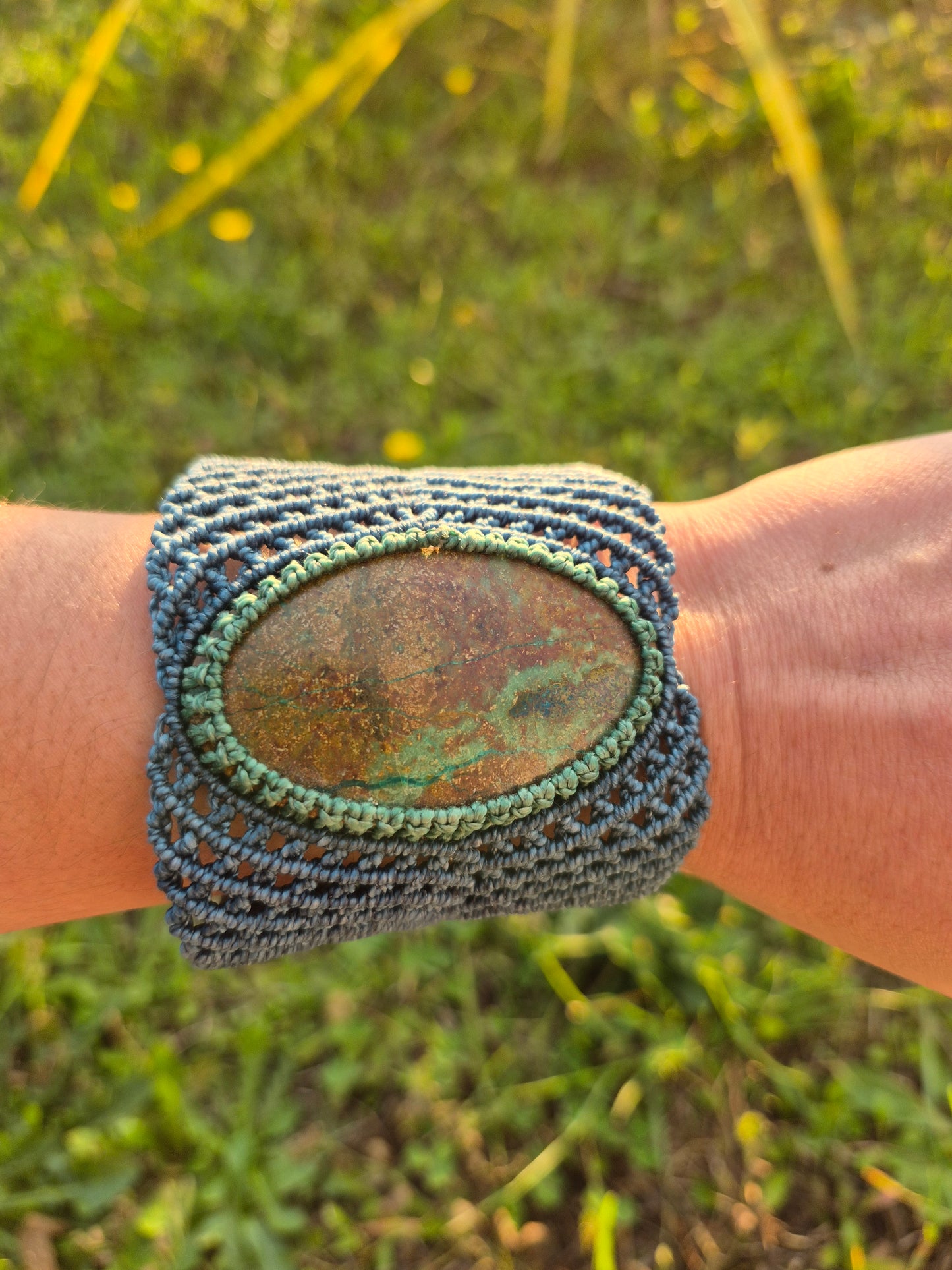 Brazalete pulsera macramé con piedra jaspe paisaje tamaño grande