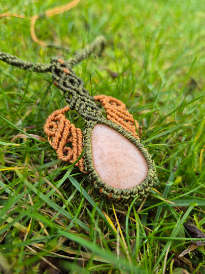 Collar de macramé con piedra amazonita durazno