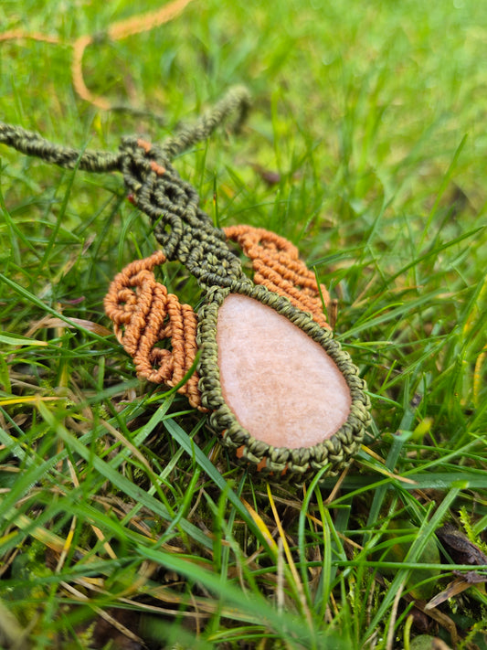 Collar de macramé con piedra amazonita durazno