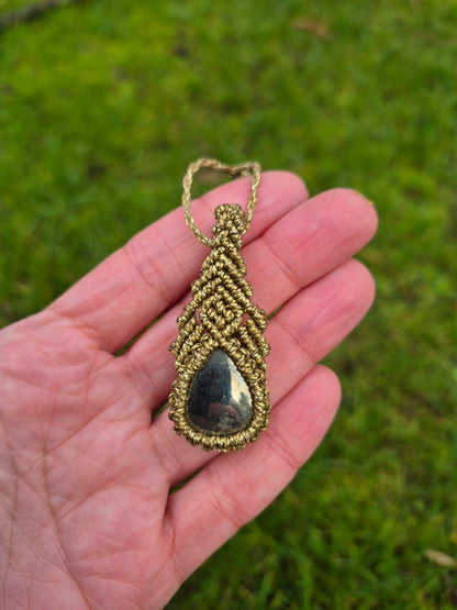 Collar de macramé con piedra pirita