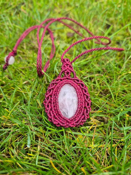 Collar medallón macramé con cuarzo rosa
