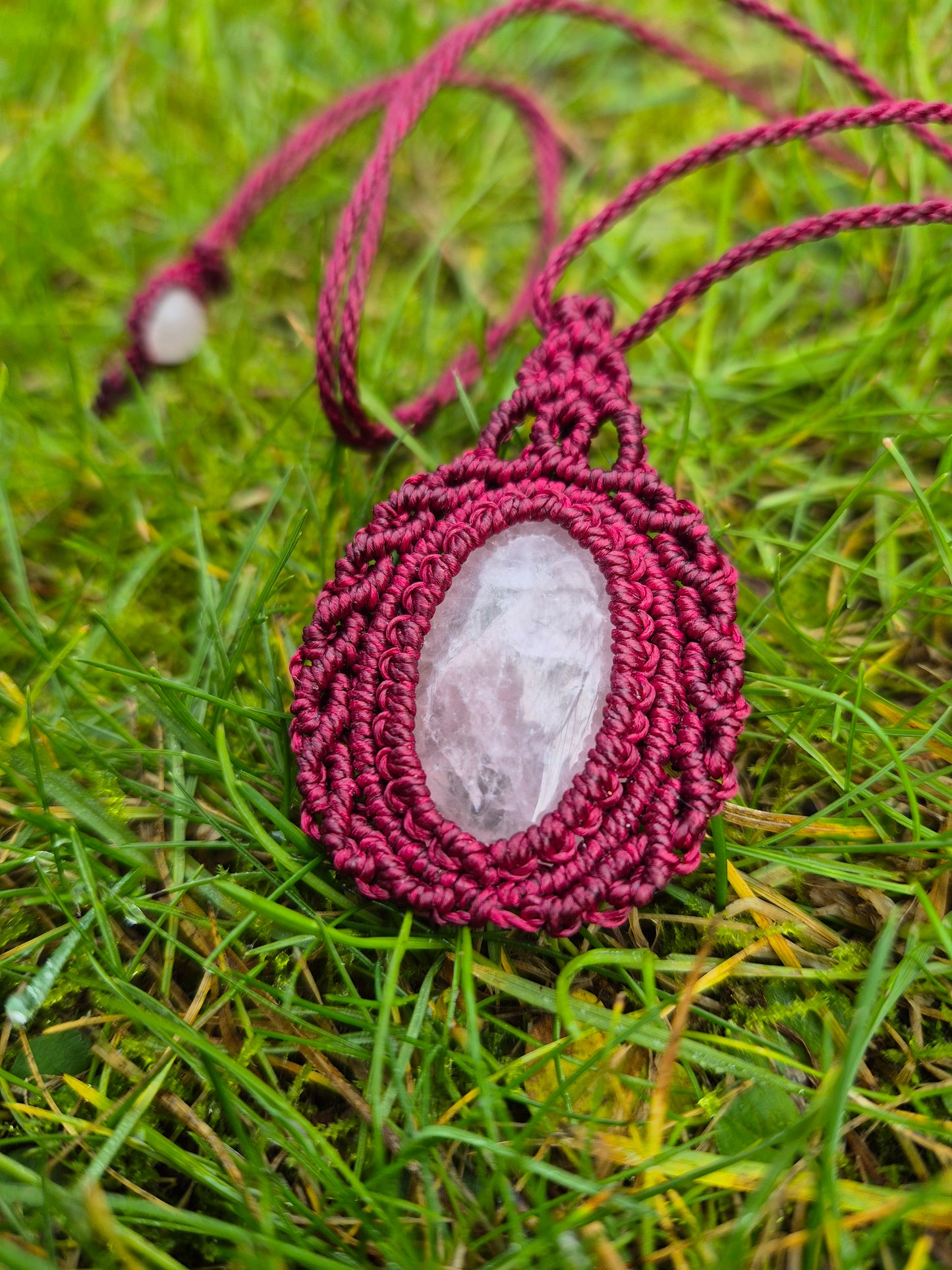 Collar medallón macramé con cuarzo rosa