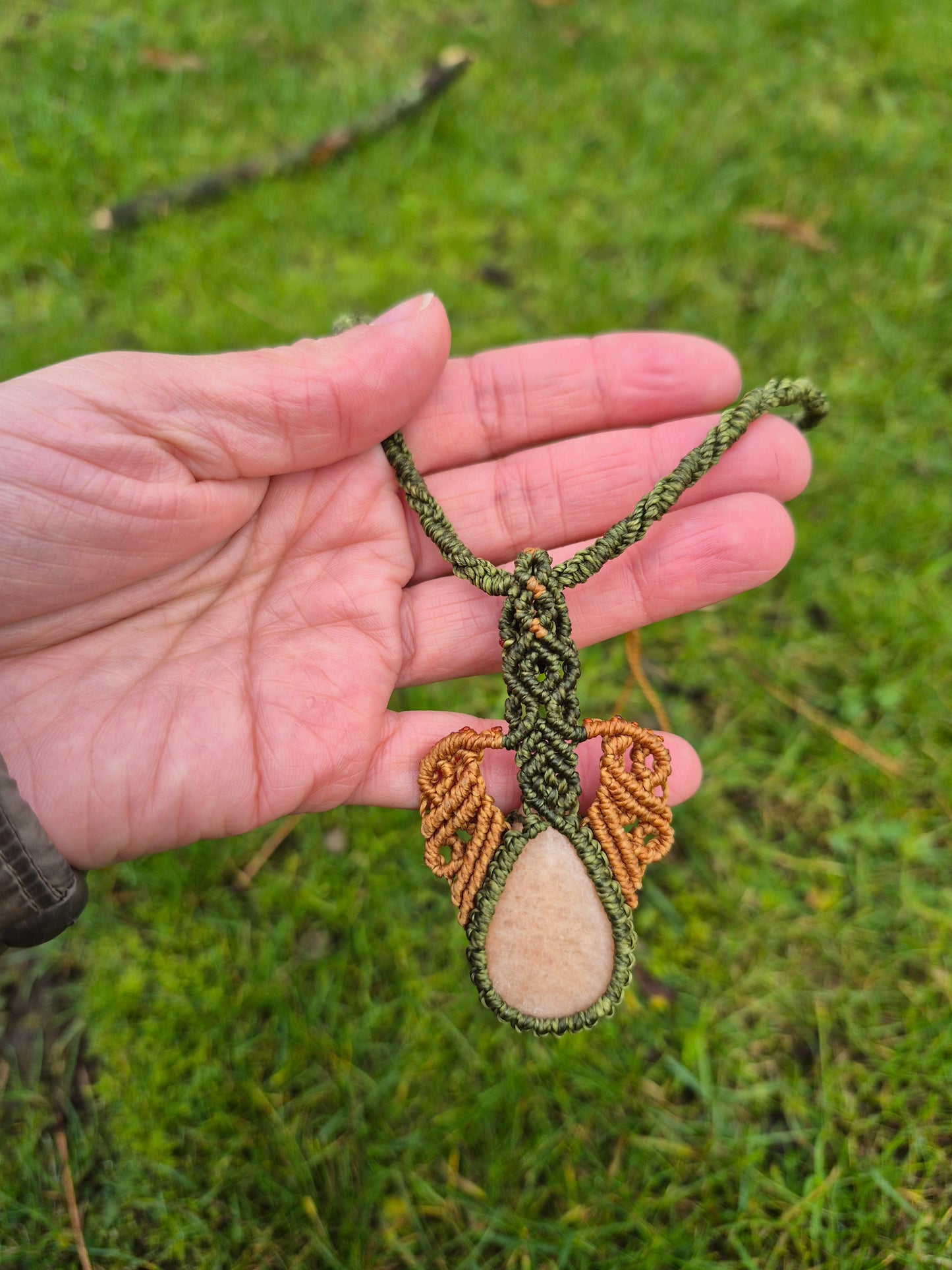 Collar de macramé con piedra amazonita durazno