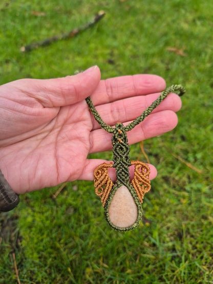 Collar de macramé con piedra amazonita durazno