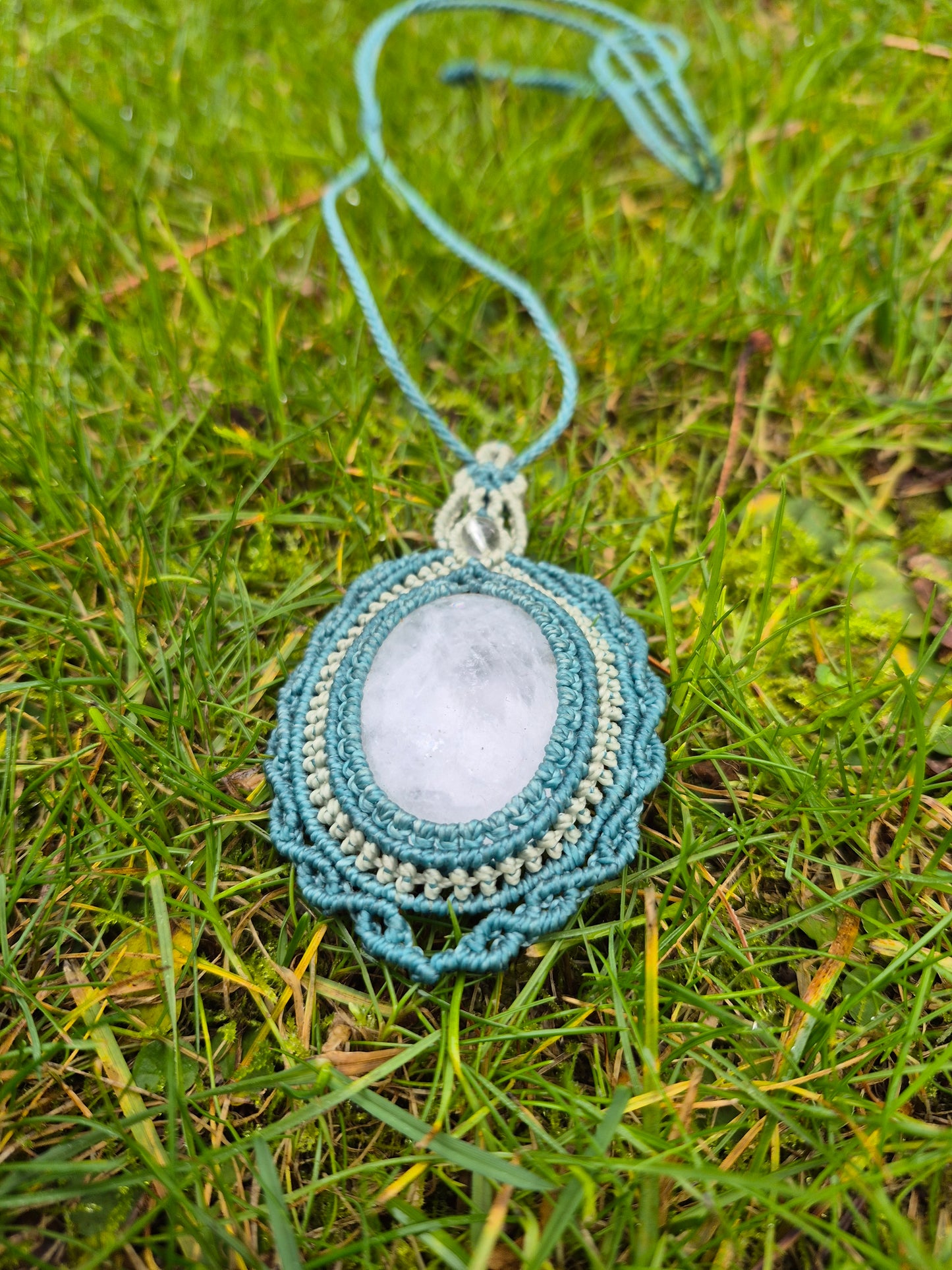 Collar macramé con cuarzo blanco