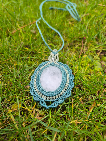 Collar macramé con cuarzo blanco