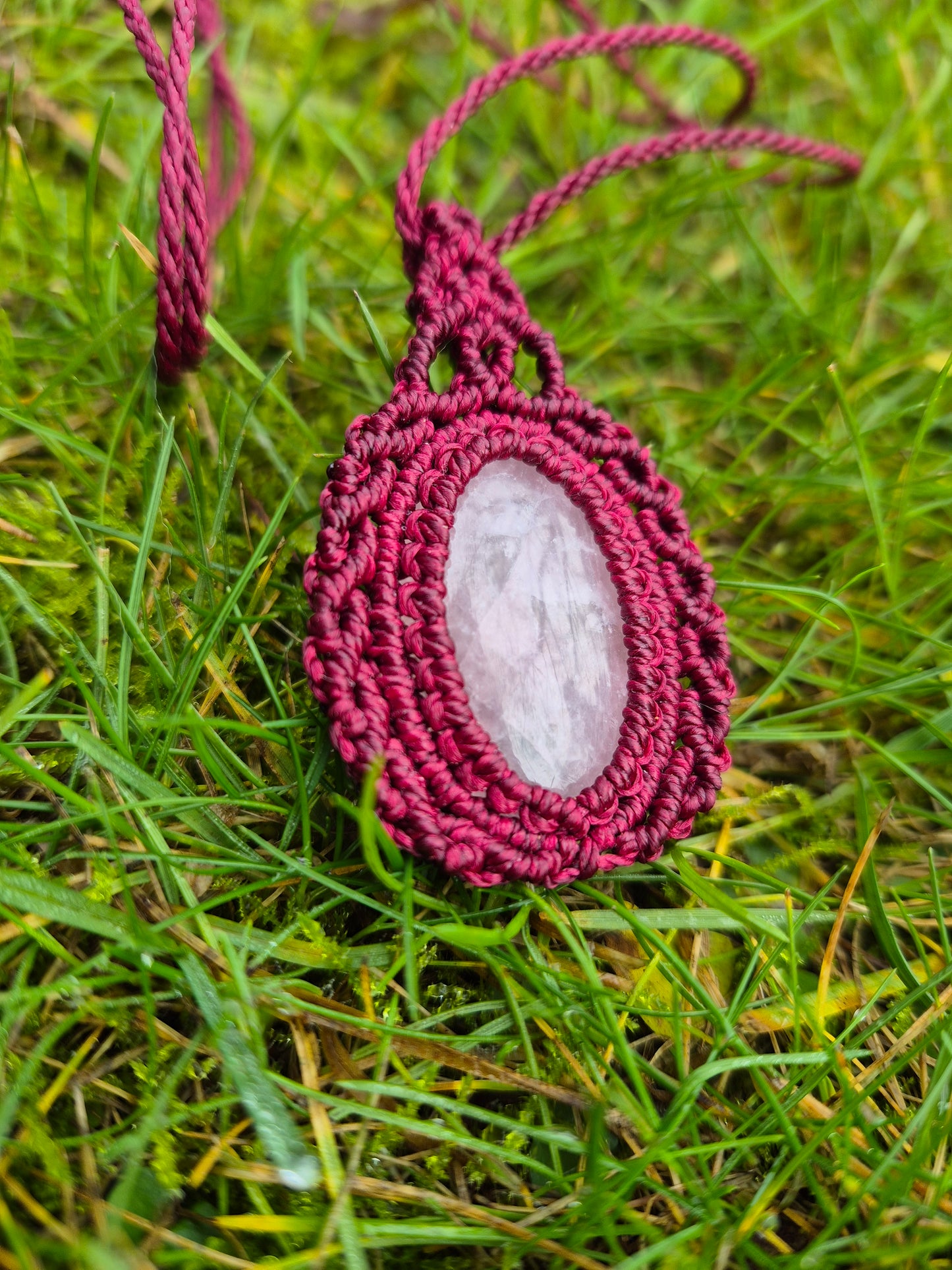 Collar medallón macramé con cuarzo rosa
