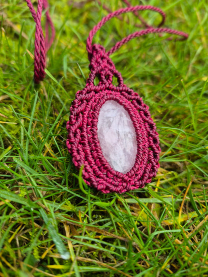 Collar medallón macramé con cuarzo rosa