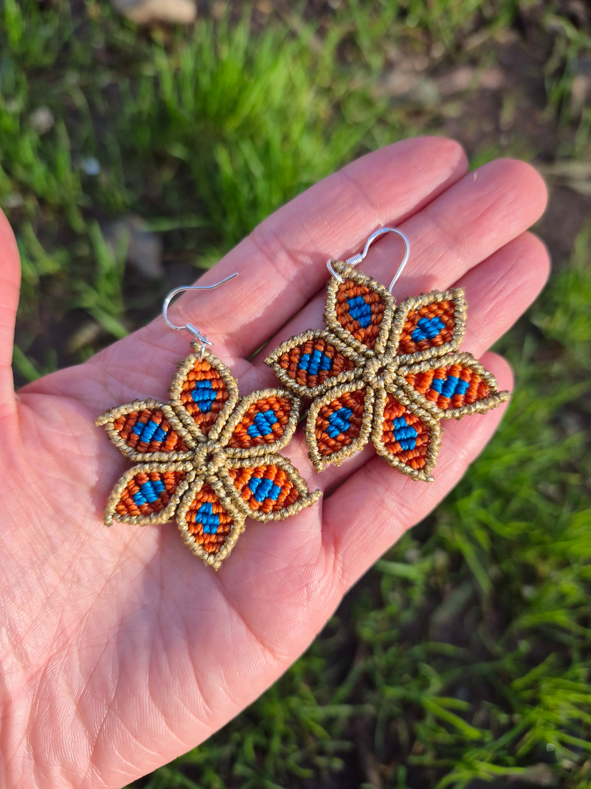 Aritos de macramé flor mediana