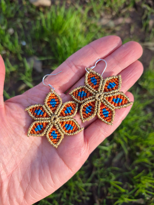 Aritos de macramé flor mediana