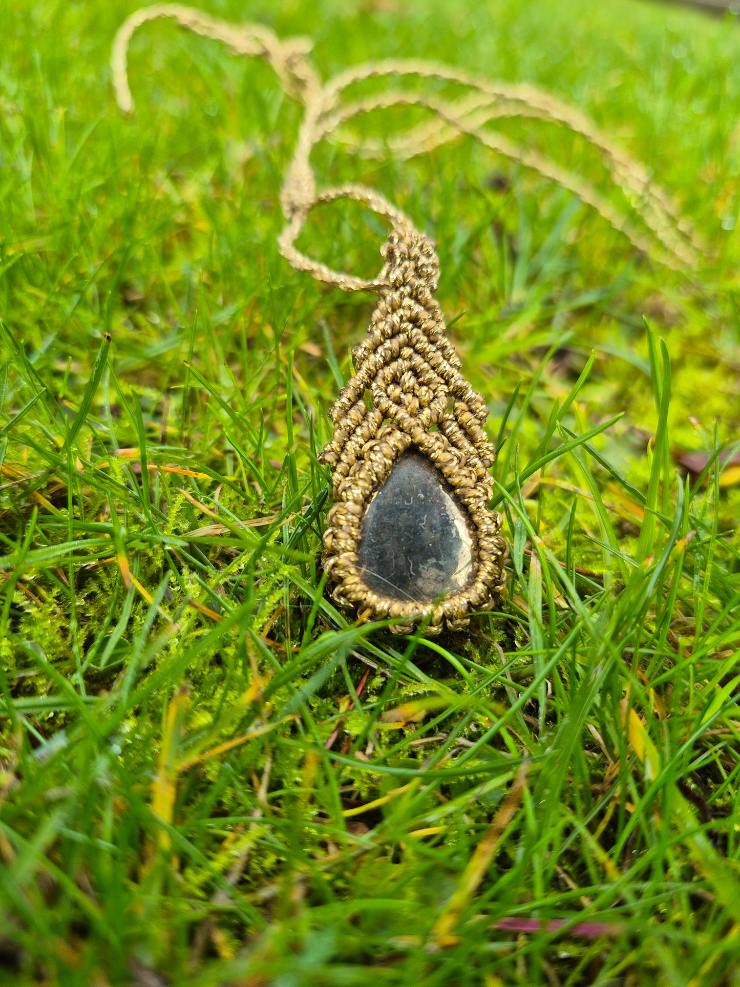Collar de macramé con piedra pirita
