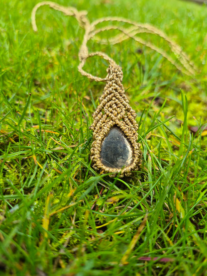 Collar de macramé con piedra pirita