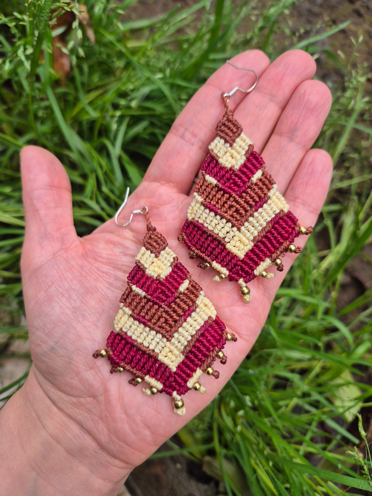 Aritos de macramé diseño triangular rojo