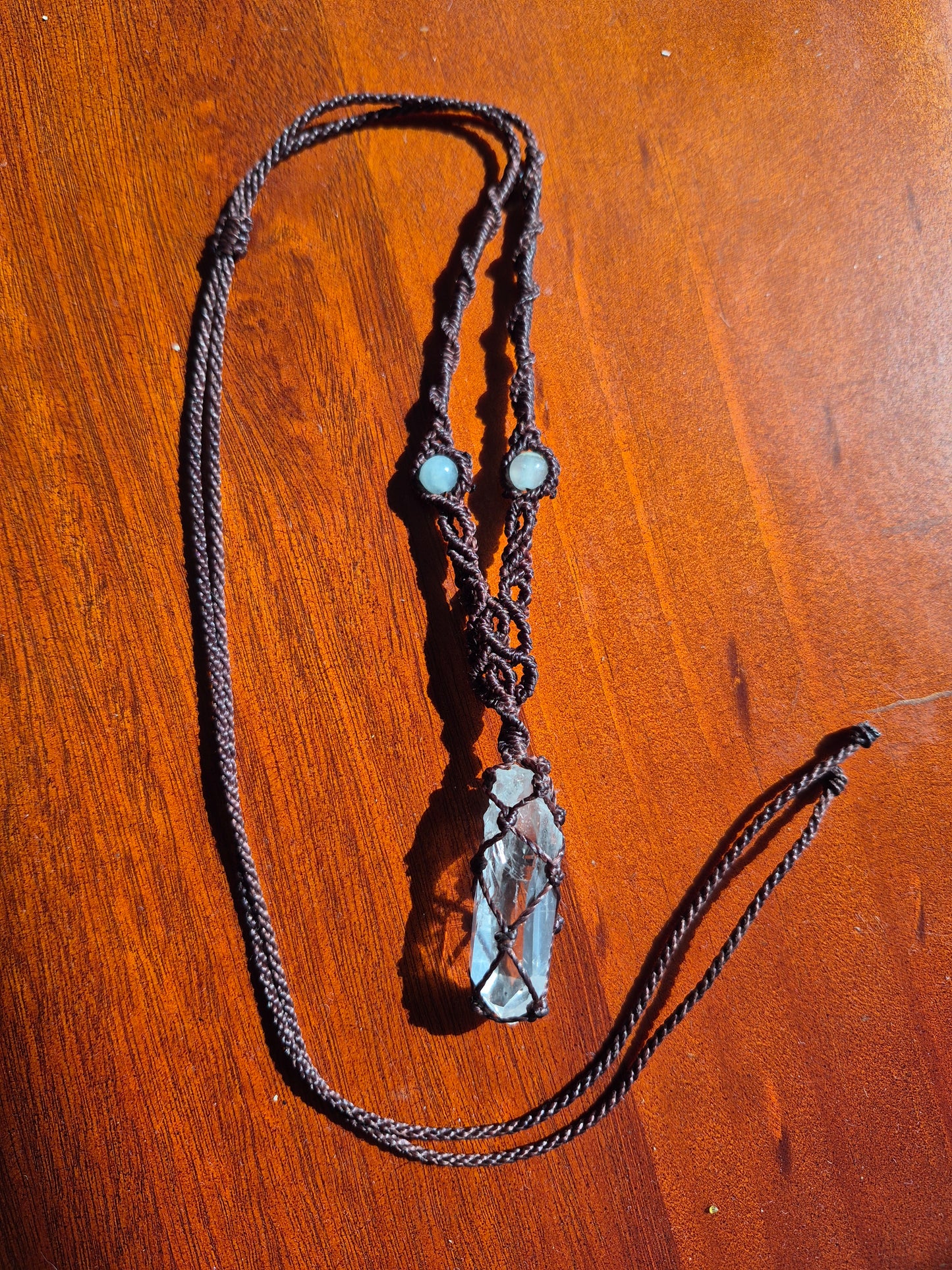 Collar cuarzo cristal y amazonita tejido en macramé