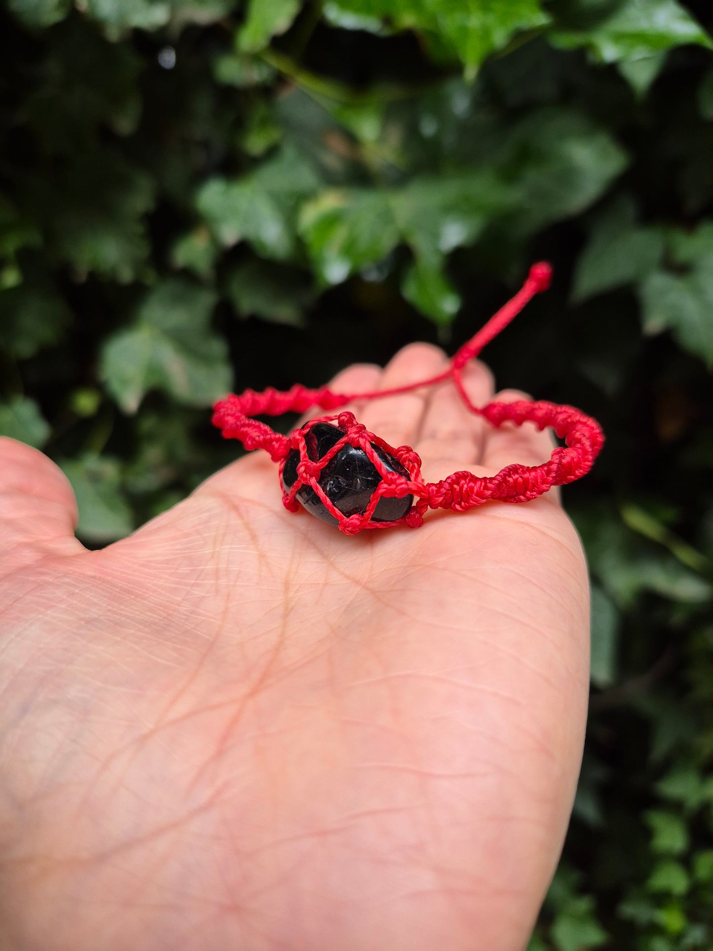 Pulsera roja macramé piedra turmalina negra protección