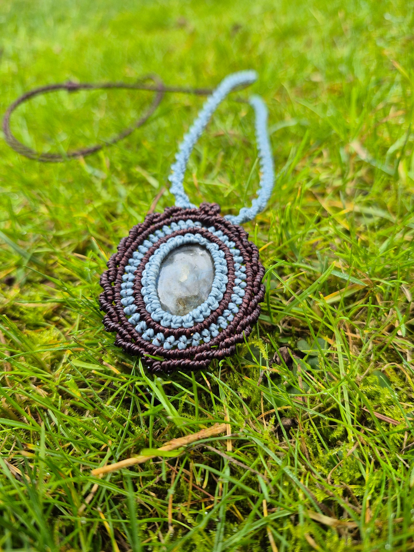 Collar medallón macramé piedra Labradorita azul