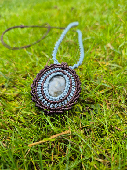 Collar medallón macramé piedra Labradorita azul